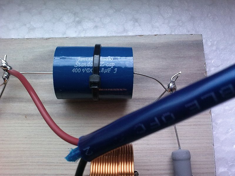 Kondensator - paski doskonale nadają się do mocowania elementów zwrotnicy.